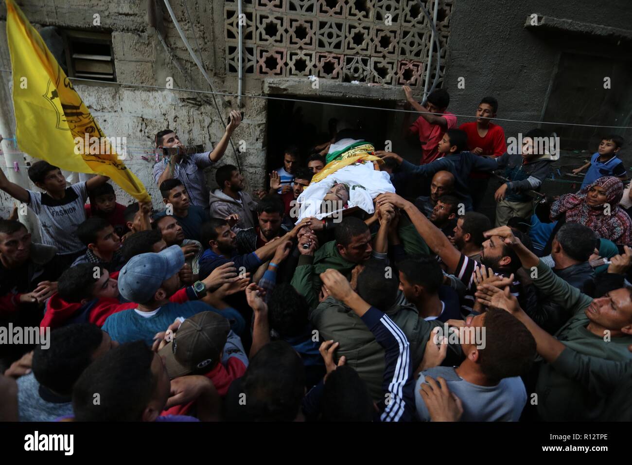 Khan Younis, dans la bande de Gaza, territoire palestinien. Nov 8, 2018. Transporter le corps du défunt palestinien de Ahmed Al Najar, 21 ans, à sa famille à la Chambre lors de ses funérailles à Khan Younis dans le sud de la bande de Gaza, Jeudi, Novembre 8, 2018 : Crédit d'Ashraf Amra/APA/Images/fil ZUMA Alamy Live News Banque D'Images