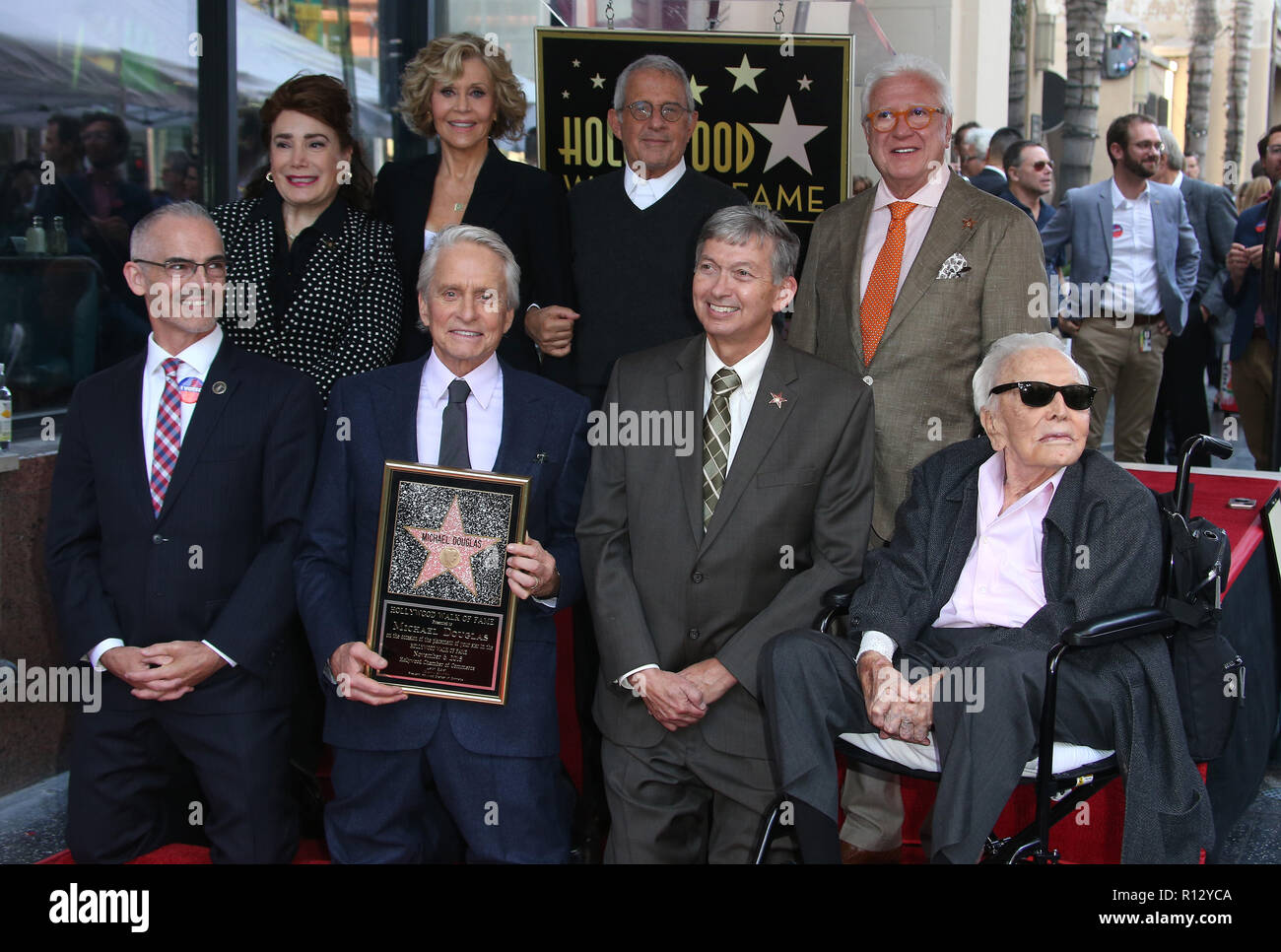 Hollywood, CA, USA. Nov 6, 2018. 06 novembre 2018 - Hollywood, Californie - Mitch O'Farrell, Michael Douglas, Jane Fonda, Leron Gubler, Ron Meyer, Vin Di Bona, Kirk Douglas Michael Douglas honoré avec étoile sur le Hollywood Walk of Fame. Crédit photo : F. Sadou/AdMedia Crédit : F. Sadou/AdMedia/ZUMA/Alamy Fil Live News Banque D'Images