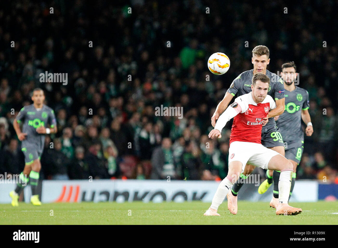 London, UK . 8 novembre, 2018. Aaron Ramsey d'Arsenal est poussé par Miguel Luis du Sporting Clube de Portugal lors de l'UEFA Europa League Phase de groupes match entre Arsenal et sportifs à l'Emirates Stadium, Londres, Angleterre le 8 novembre 2018. Photo par Carlton Myrie. Usage éditorial uniquement, licence requise pour un usage commercial. Aucune utilisation de pari, de jeux ou d'un seul club/ligue/dvd publications. Credit : UK Sports Photos Ltd/Alamy Live News Banque D'Images