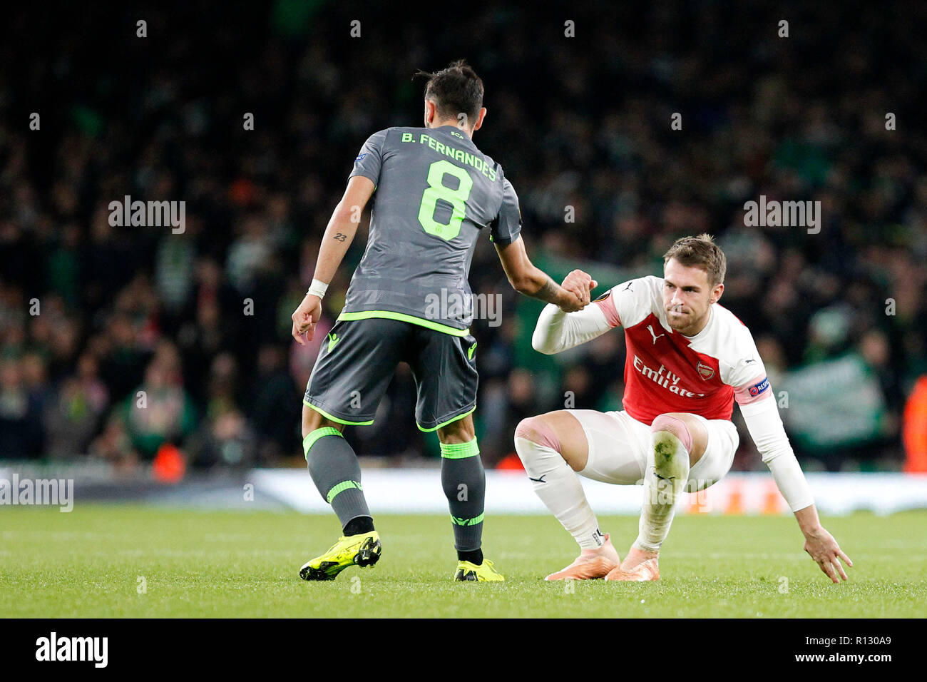 London, UK . 8 novembre, 2018. Aaron Ramsey d'Arsenal est aidé à ses pieds au cours de la phase de groupes de l'UEFA Europa League match entre Arsenal et sportifs à l'Emirates Stadium, Londres, Angleterre le 8 novembre 2018. Photo par Carlton Myrie. Usage éditorial uniquement, licence requise pour un usage commercial. Aucune utilisation de pari, de jeux ou d'un seul club/ligue/dvd publications. Credit : UK Sports Photos Ltd/Alamy Live News Banque D'Images