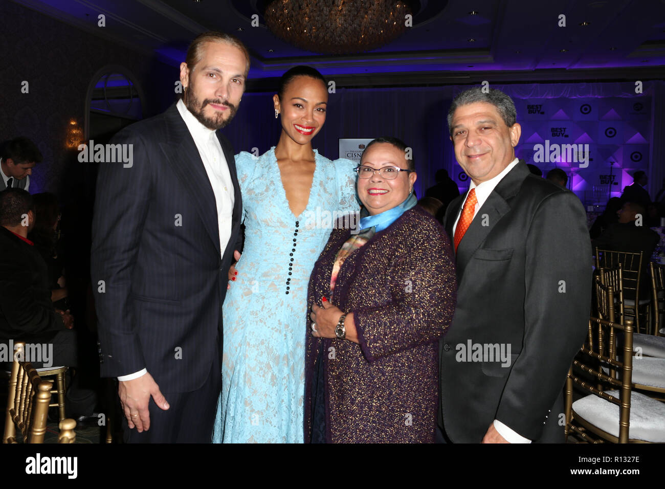 Los Angeles, CA, USA. Nov 8, 2018. Marco Perego Saldana, Zoe Saldana, Aridio Salda-a et Asalia Nazario à la Fondation Eva Longoria Le dîner gala Zoe Salda-a et Gina Rodriguez au Four Seasons de Beverly Hills à Los Angeles, Californie le 8 novembre 2018. Credit : Faye Sadou/media/Alamy Punch Live News Banque D'Images