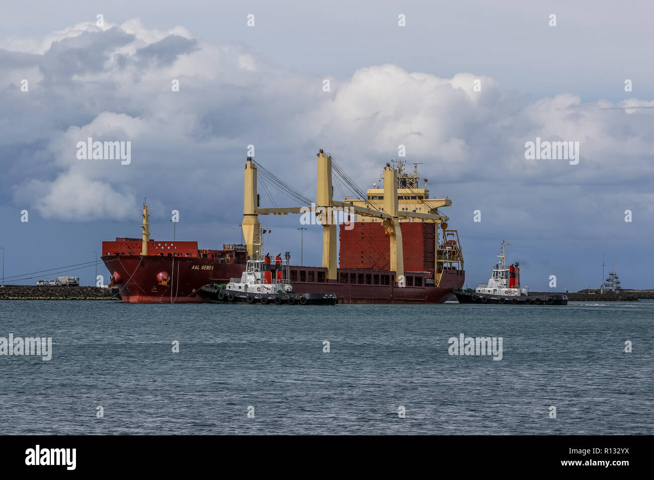 Portland, Victoria, Australie. 9 novembre, 2018. Le Cargo ' AAL 'Gênes du Libéria, l'amarrage à la Lee Breakwater Pier avec l'aide de remorqueurs Cape Nelson et Cape Grant - 9 novembre 2018 - Portland, Victoria, Australie. Credit : brett keating/Alamy Live News Banque D'Images