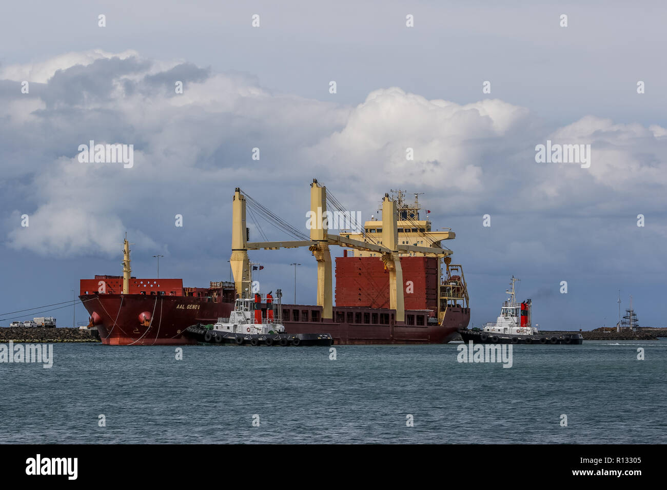 Portland, Victoria, Australie. 9 novembre, 2018. Le Cargo ' AAL 'Gênes du Libéria, l'amarrage à la Lee Breakwater Pier avec l'aide de remorqueurs Cape Nelson et Cape Grant - 9 novembre 2018 - Portland, Victoria, Australie. Credit : brett keating/Alamy Live News Banque D'Images