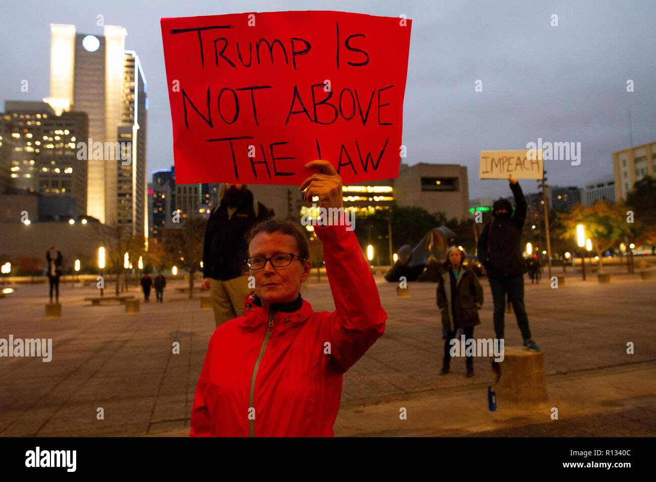Dallas, Texas, USA. Nov 8, 2018. Myléna Johnson de Dallas est titulaire  dun signe de protestation contre le président du tir de Trump Procureur  Général Jeff Sessions. Johnson voit le déplacer comme