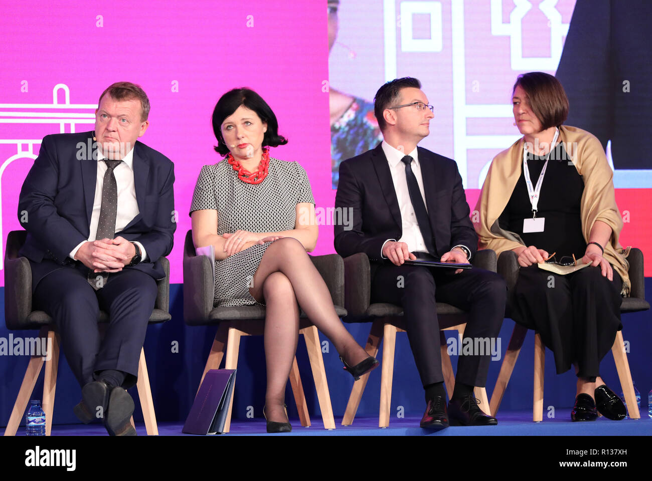 Madrid, Espagne. 9 novembre, 2018. LARS Løkke Rasmussen, Premier Ministre de Denmar(à gauche), V ? ?RA JOUROVÁ, Commissaire européen de la Justice, des consommateurs et de l'égalité, MARJAN ŠAREC, Premier Ministre de la Slovénie et VIOLETA BULC, Commissaire européen en charge des transports. L'Alliance des Démocrates et des Libéraux pour l'Europe (ADLE) est un parti politique européen principalement active dans l'Union européenne, composée de 60 partis libéraux au niveau national de toute l'Europe. Le 39e Congrès du Parti de l'ADLE au Marriott de l'hôtel Auditorium Crédit : Jesús Encarna/Alamy Live News Banque D'Images