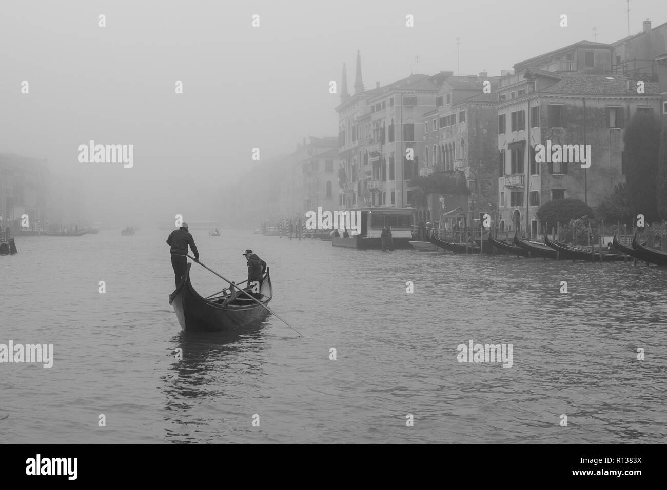 Venise, Italie. 09 novembre, 2018. [Cette photo a été converti en noir et blanc] Gondoliers naviguer le Grand Canal alors que la ville est plongée dans un brouillard sur Novembre 09, 2018, à Venise, Italie. Venise se réveilla avec les premiers soft brouillard, appelé dans le dialecte vénitien 'Caligo'. © Simone Padovani / éveil / Alamy Live News Banque D'Images
