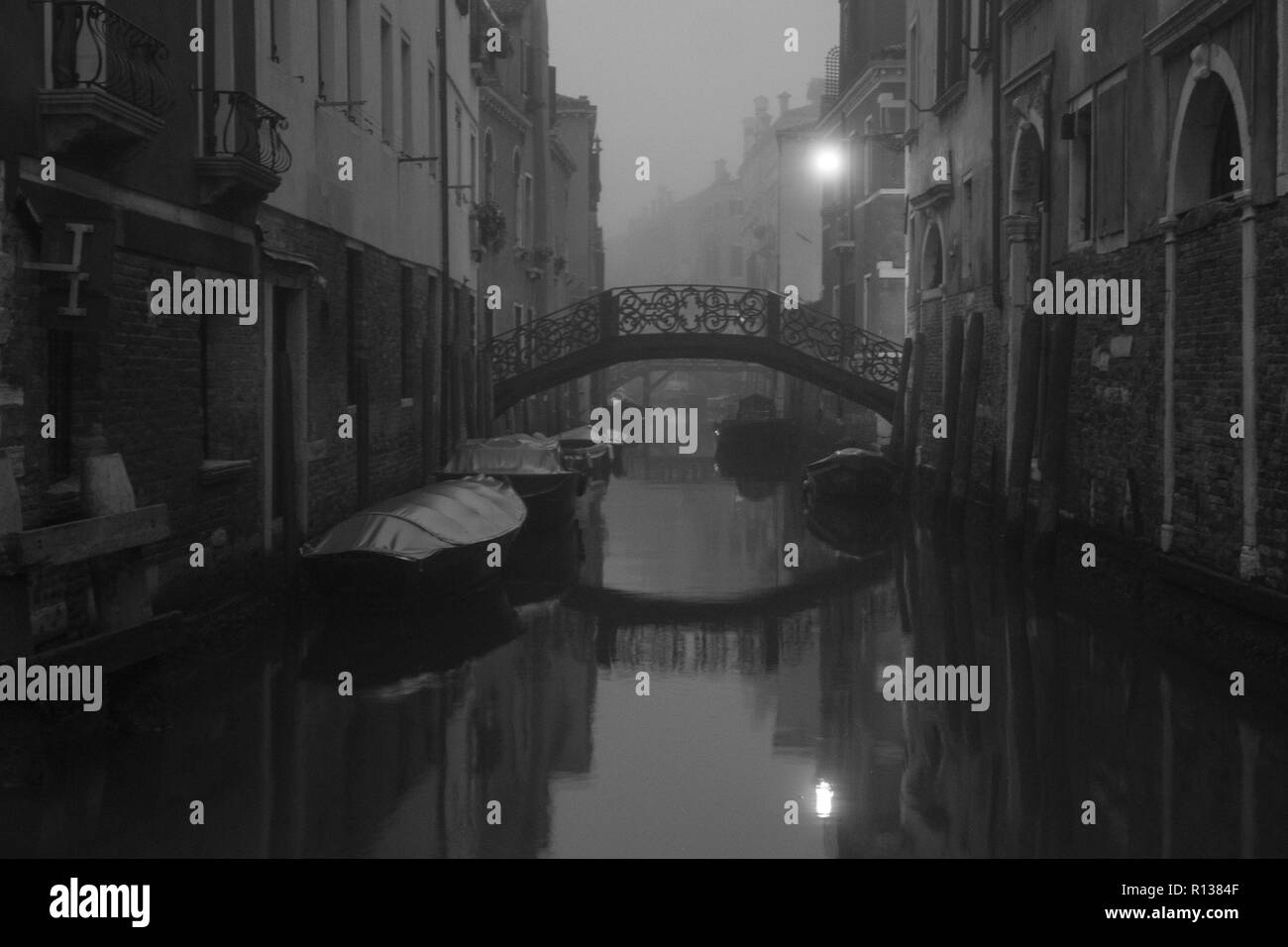 Venise, Italie. 09 novembre, 2018. [Cette photo a été converti en noir et blanc] Bridge et canal sont vus alors que la ville est plongée dans un brouillard sur Novembre 09, 2018, à Venise, Italie. Venise se réveilla avec les premiers soft brouillard, appelé dans le dialecte vénitien 'Caligo'. © Simone Padovani / éveil / Alamy Live News Banque D'Images