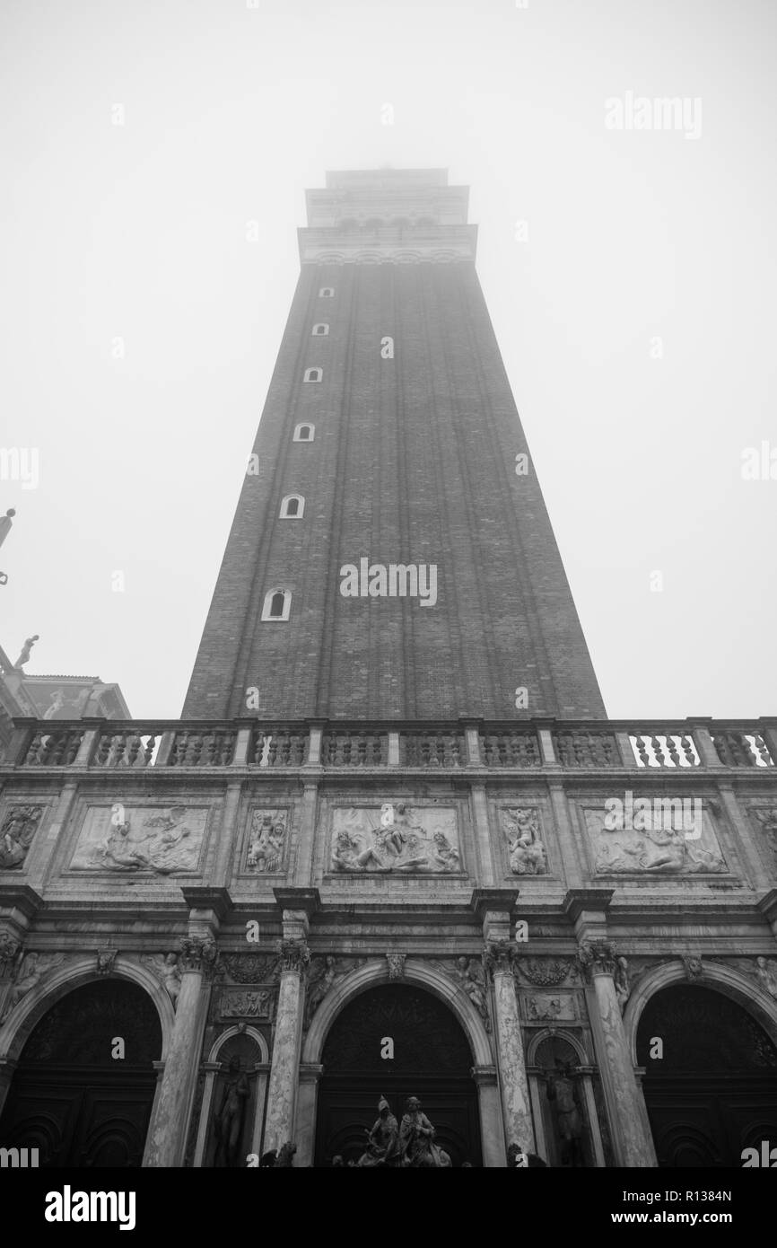 Venise, Italie. 09 novembre, 2018. [Cette photo a été converti en noir et blanc] le clocher de la place St Marc est vu alors que la ville est plongée dans un brouillard sur Novembre 09, 2018, à Venise, Italie. Venise se réveilla avec les premiers soft brouillard, appelé dans le dialecte vénitien 'Caligo'. © Simone Padovani / éveil / Alamy Live News Banque D'Images