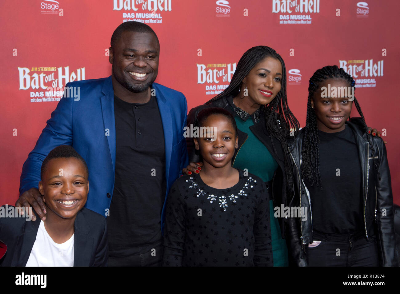 Oberhausen, Allemagne. 05Th Nov, 2018. Gerald ASAMOAH, ancien footballeur, avec sa famille, sa femme Linda et les enfants Jada, Jerilynn et Jaden. Tapis rouge, Tapis Rouge Show, première Allemande de la comédie musicale "Bat out of Hell' à la Metronom Theater à Oberhausen, 08.11.2018, l'utilisation de crédit dans le monde entier | : dpa/Alamy Live News Banque D'Images