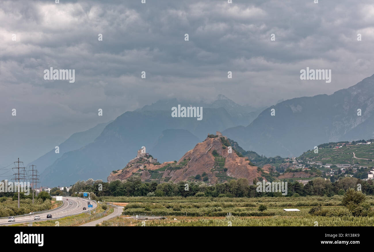 Sion, Valais, Suisse - incoming tempête sur Tourbillon Château/Château de Tourbillon et basilique de Valère/Basilique de Valère en vallée du Rhône Banque D'Images