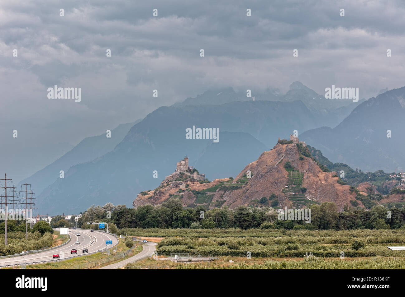 Sion, Valais, Suisse - incoming tempête sur Tourbillon Château/Château de Tourbillon et basilique de Valère/Basilique de Valère en vallée du Rhône Banque D'Images