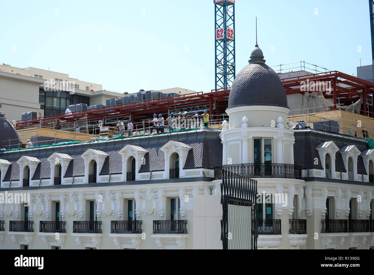 Monte-Carlo, Monaco - 24 mai 2018 : les travailleurs à regarder le Grand Prix de Monaco depuis le toit d'un bâtiment en construction sur la Place du Casino à Monte-Car Banque D'Images