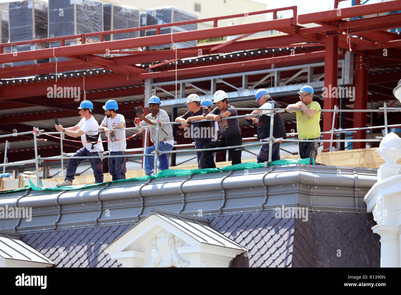 Monte-Carlo, Monaco - 24 mai 2018 : les travailleurs à regarder le Grand Prix de Monaco depuis le toit d'un bâtiment en construction sur la Place du Casino à Monte-Car Banque D'Images