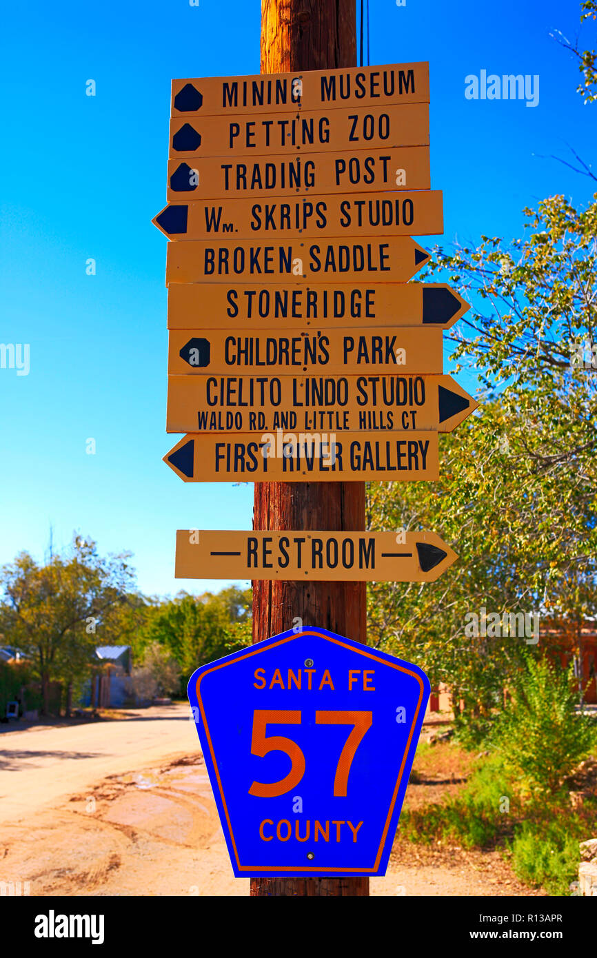 Informations touristiques sur panneau avec de multiples destinations sur l'angle des rues Main et 1ère en los Cerrillos, NM Banque D'Images