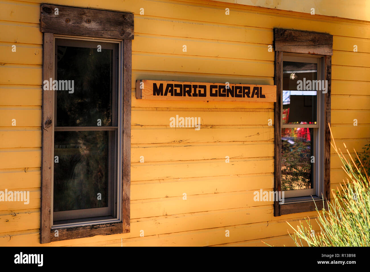 Magasin général de Madrid affiche murale sur le côté ouest de la route NM-14 en Centre Ville Madrid, New Mexico Banque D'Images