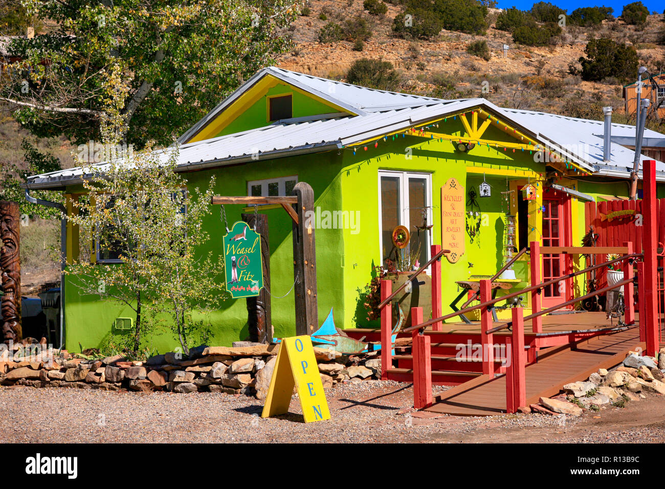 Belette & Fritz art recyclé et l'art populaire local store sur le côté est de la route NM-14 en Centre Ville Madrid, New Mexico Banque D'Images