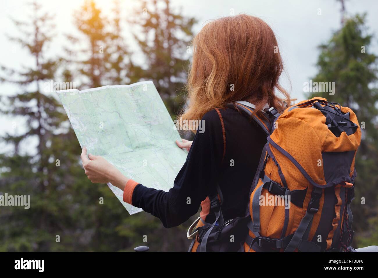 Camping. girl randonneur avec une carte sur les Carpates, montagnes. gorgany, Ukraine. Banque D'Images
