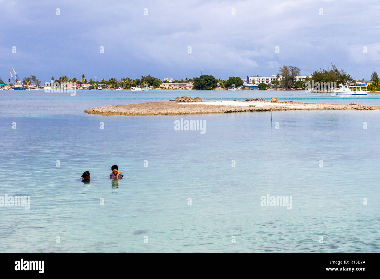 L'atoll de Majuro (Îles Marshall) - 4 jan 2012 : deux femmes d'âge moyen micronésienne locale en bénéficiant d'une fermeture à rocky blue lagon turquoise. Banque D'Images