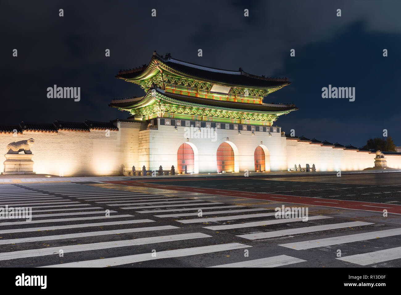 Porte Gwanghwamun à Geyongbokgung Palace à Séoul au cours de la nuit, la Corée du Sud. Banque D'Images