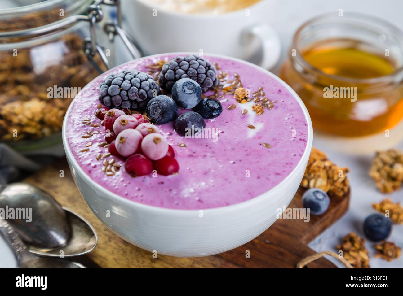 Petit déjeuner - bol de yogourt avec granola et fruits rouges, café, miel Banque D'Images