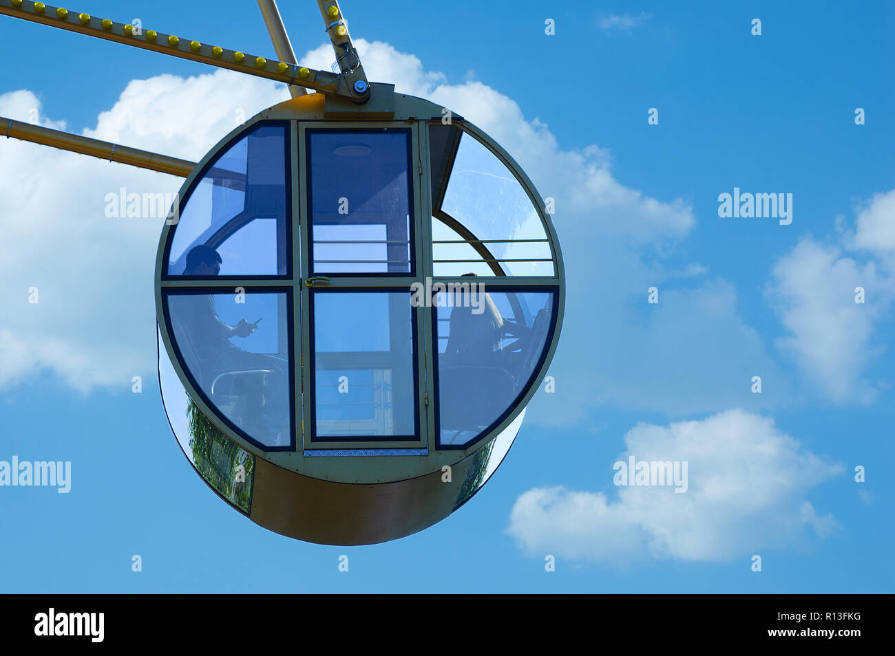 Cabine de la grande roue contre le ciel avec les nuages. Banque D'Images