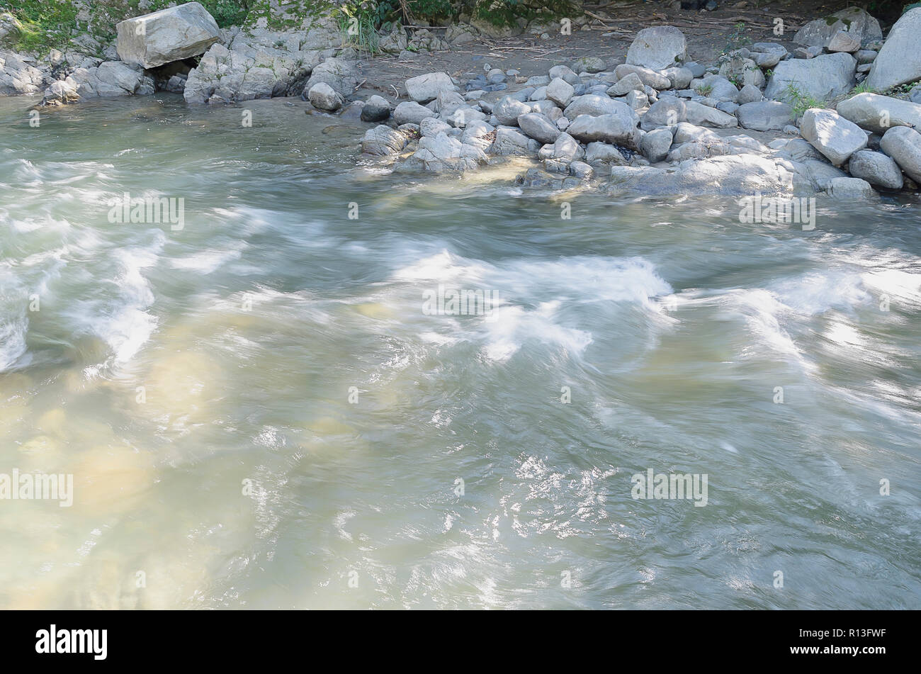 L'eau chaude dans la rivière 259/5000 San José de Las Matas, Province de Santiago, RD. c'est un débit pour se rafraîchir rafraîchissant dans une journée chaude et de repos comme un spa. Banque D'Images