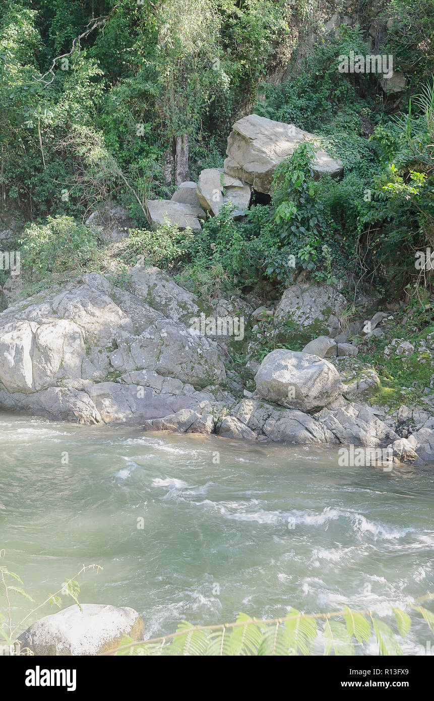 L'eau chaude dans la rivière 259/5000 San José de Las Matas, Province de Santiago, RD. c'est un débit pour se rafraîchir rafraîchissant dans une journée chaude et de repos comme un spa. Banque D'Images