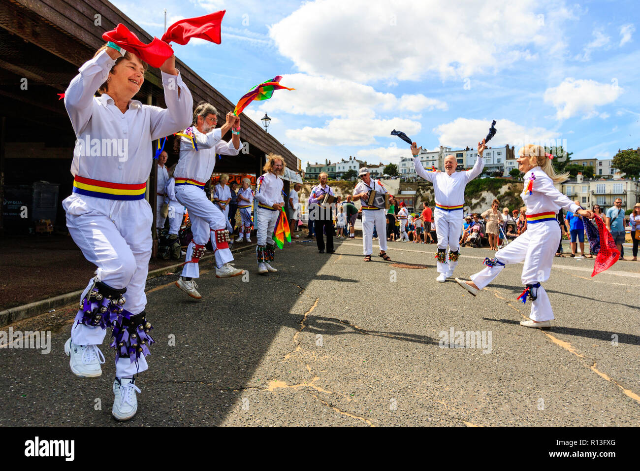 Festival de la semaine folklorique de Broadstairs. Madcap côté Morris Dancing on the jetty port. Morris men wearing white et agitaient des mouchoirs comme ils dansent. Banque D'Images