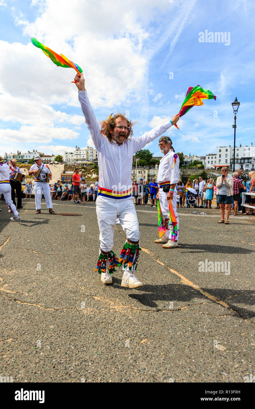 Festival de la semaine folklorique de Broadstairs. Madcap côté Morris Dancing on the jetty port. Morris men wearing white et agitaient des mouchoirs comme ils dansent. Banque D'Images