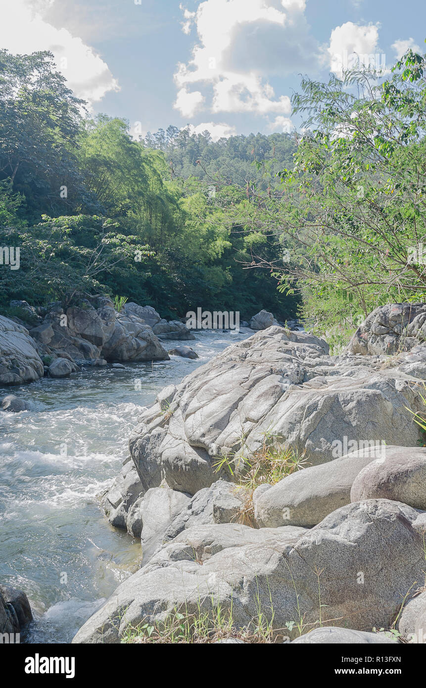 L'eau chaude dans la rivière 259/5000 San José de Las Matas, Province de Santiago, RD. c'est un débit pour se rafraîchir rafraîchissant dans une journée chaude et de repos comme un spa. Banque D'Images