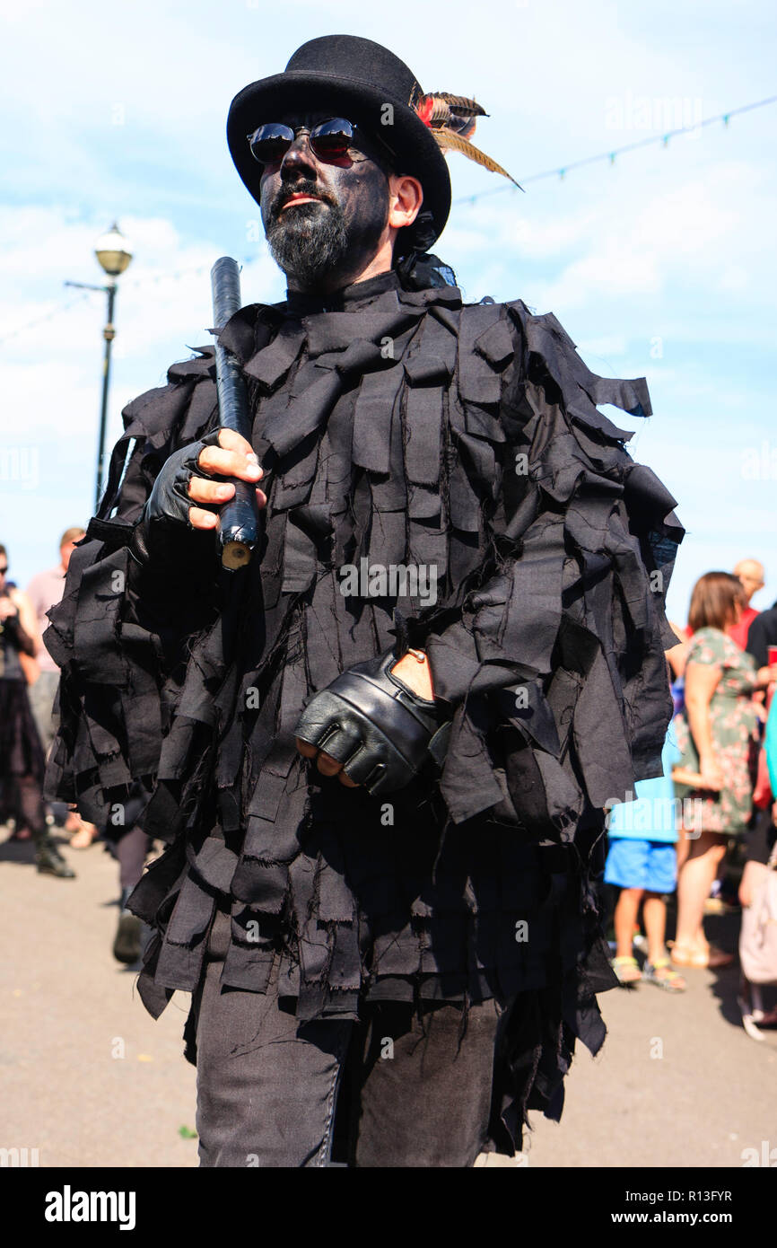 Festival de la semaine folklorique de Broadstairs. Style maniaque Morris Wolfs Head et Vixen Morris Dancing on côté digue, dans leurs blousons noirs tatter. Banque D'Images