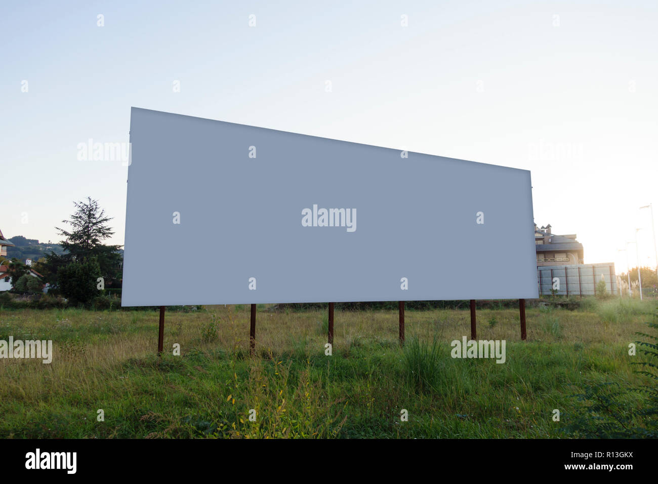 Blank billboard pour la publicité, dans une parcelle à vendre Banque D'Images