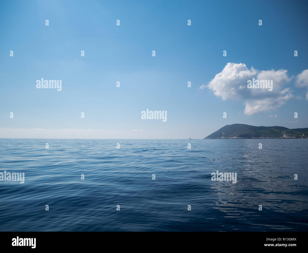 Bleu de la mer et sur l'île de jour d'été ensoleillé en Croatie Banque D'Images