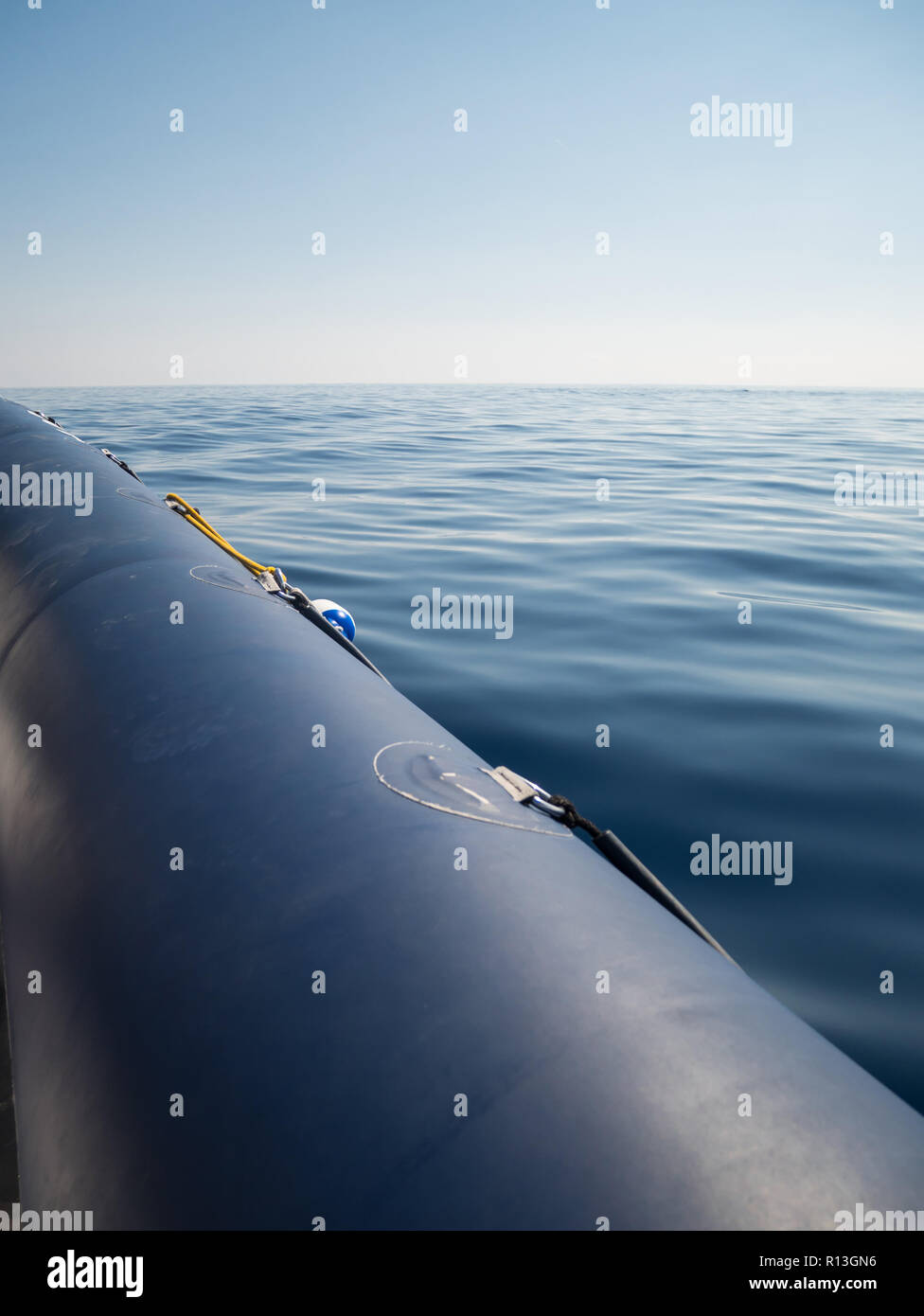 La conduite sur la mer bleu calme avec bateau de vitesse en caoutchouc Banque D'Images