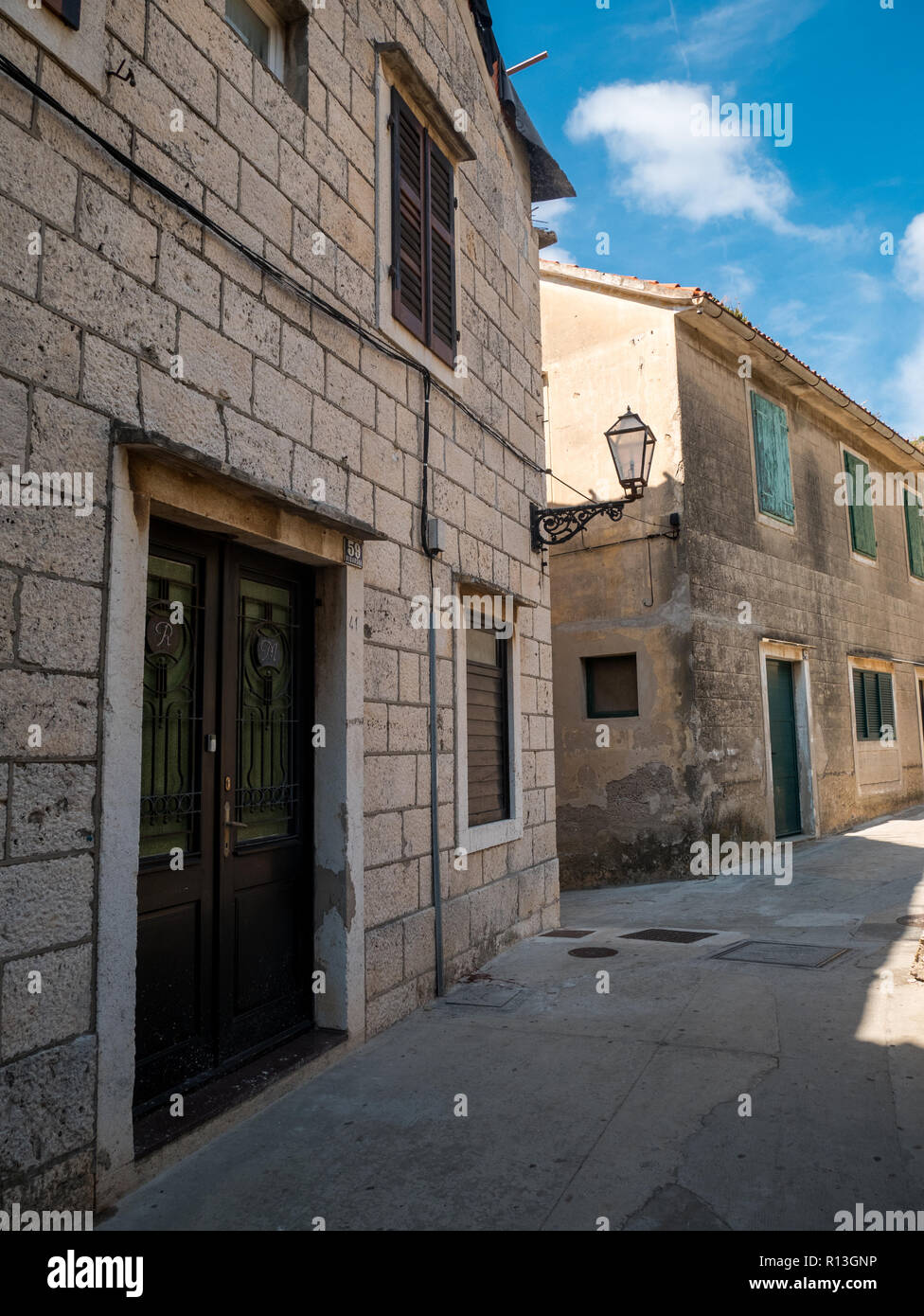 Façades de maisons en pierre de la ville de Supetar en Croatie Banque D'Images