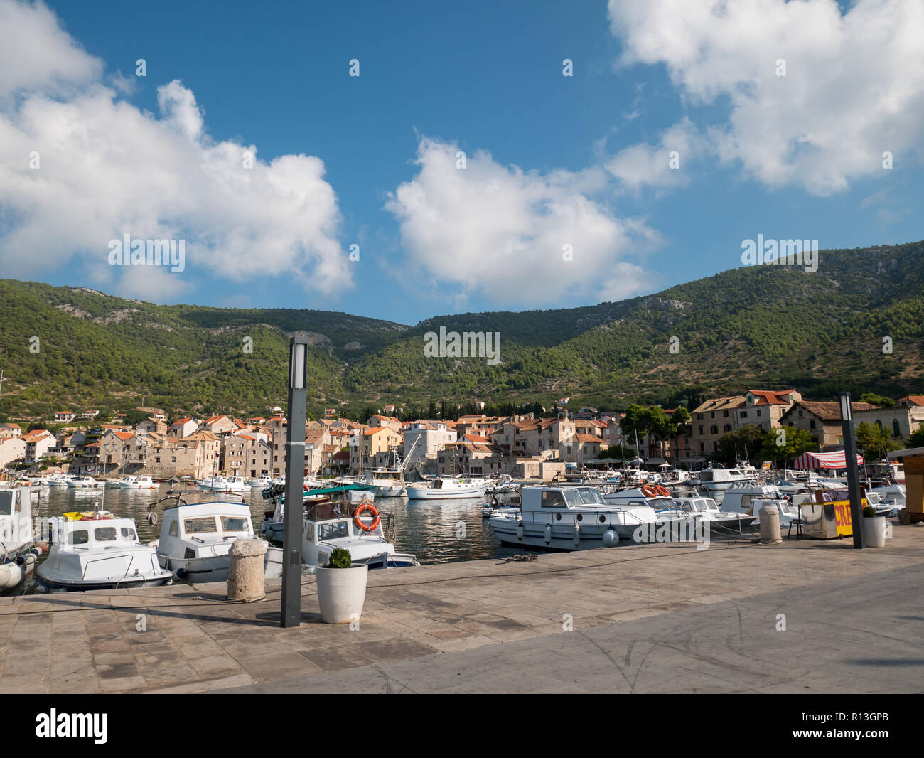 Ville Komiza Harbor sur l'île de Vis en Croatie à matin Banque D'Images