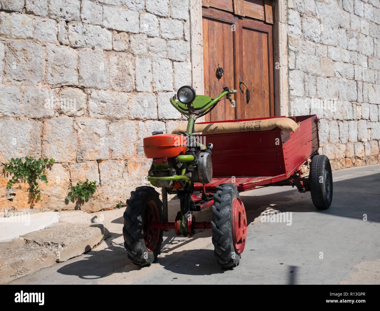 Ancien petit tracteur machine sur les rues en pierre de l'île de Vis en Croatie Banque D'Images