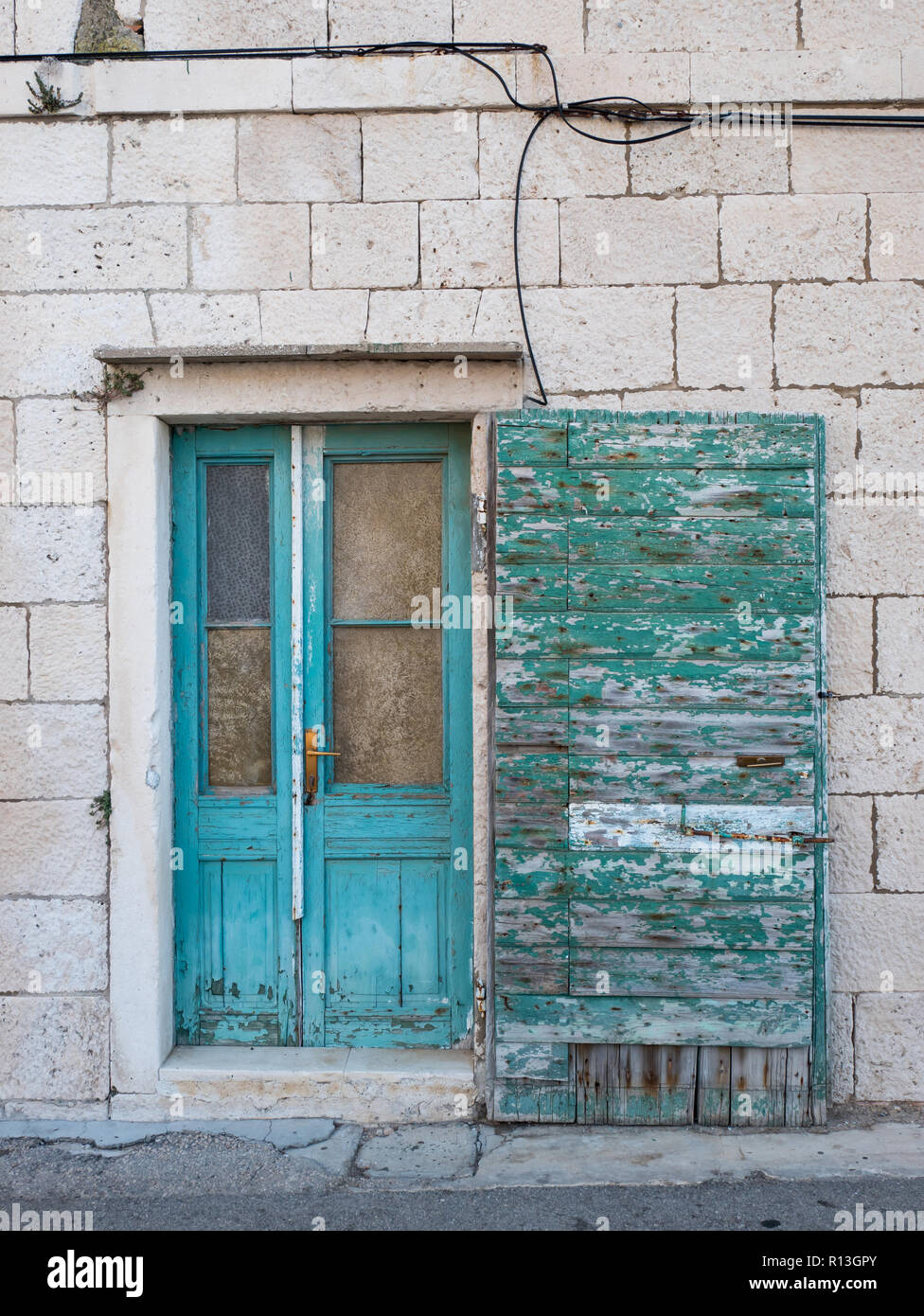 Vieille porte en bois bleu sur maison en pierre en plein air Banque D'Images