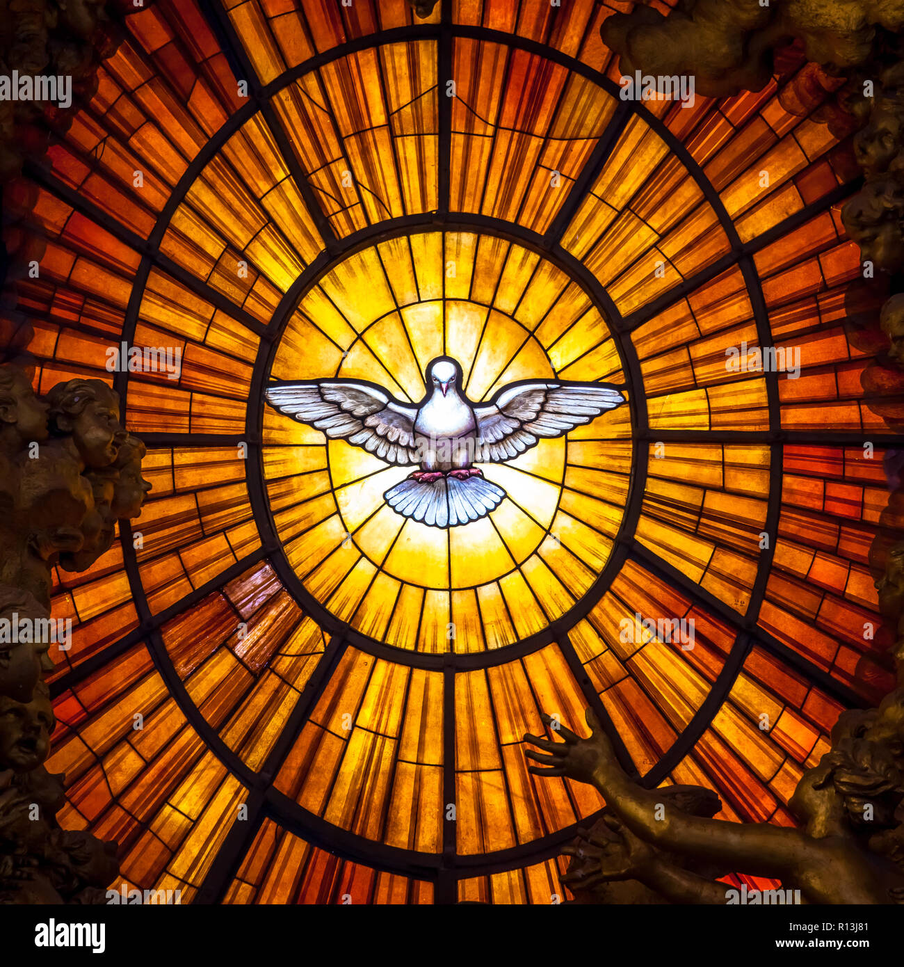 ROME, ITALIE - 24 août 2018 : Discours du Trône Bernini Saint-esprit Dove la Basilique Saint Pierre Vatican Rome Italie. Bernini créé le trône de saint Pierre avec Ho Banque D'Images