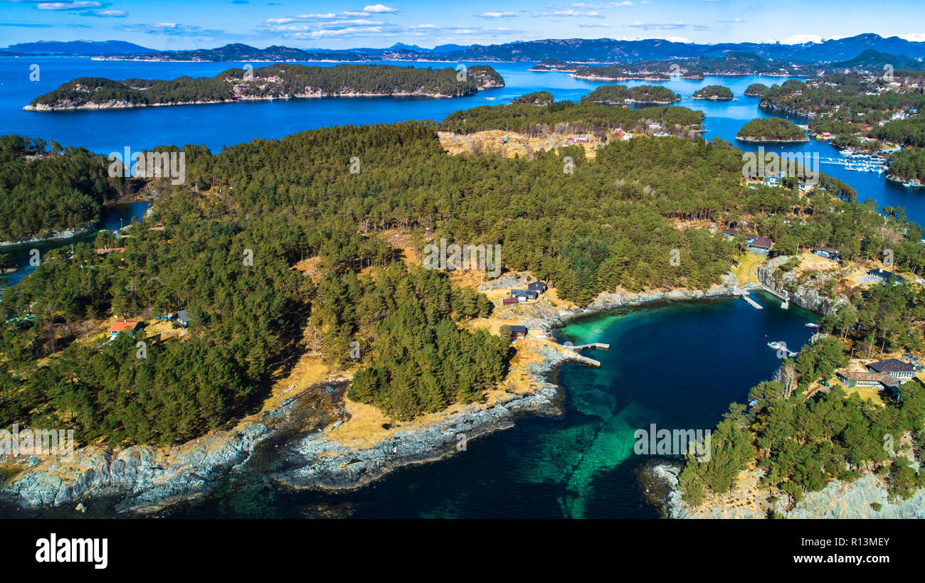 Vue du fjord de l'antenne près de Os village. Bergen, Norvège. Banque D'Images