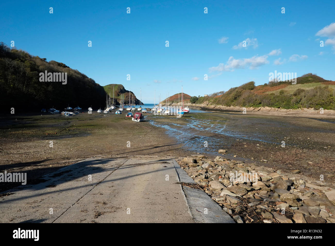 Watermouth Cove North Devon à marée basse montrant yachts et bateaux échoués sur une journée ensoleillée Banque D'Images