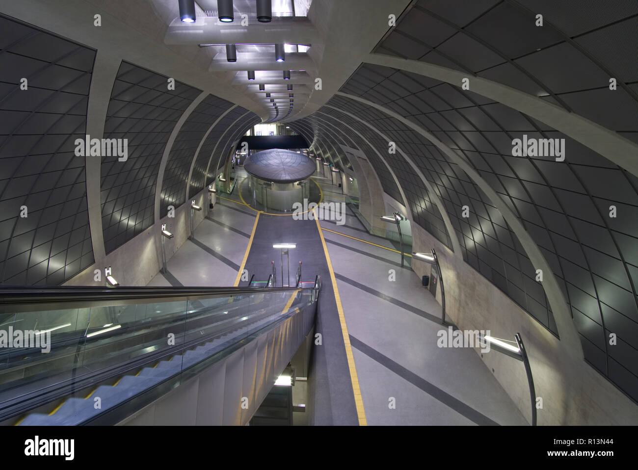 Koln Metro Kölner bahnhof bei nacht Banque de photographies et d’images à haute ...
