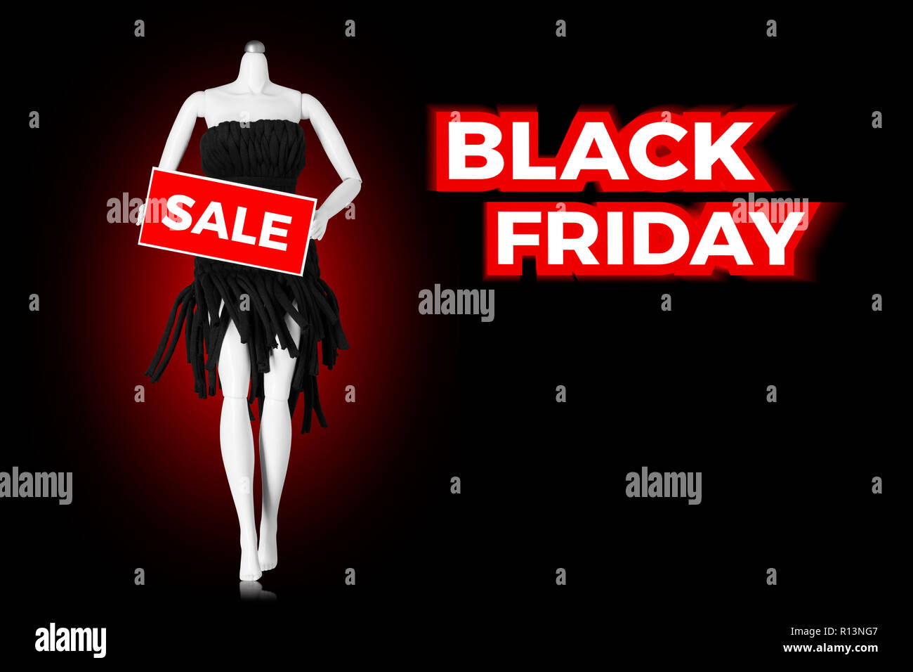 Vendredi noir la vente. Maison de vacances shopping concept. Mannequin avec sale sign Banque D'Images