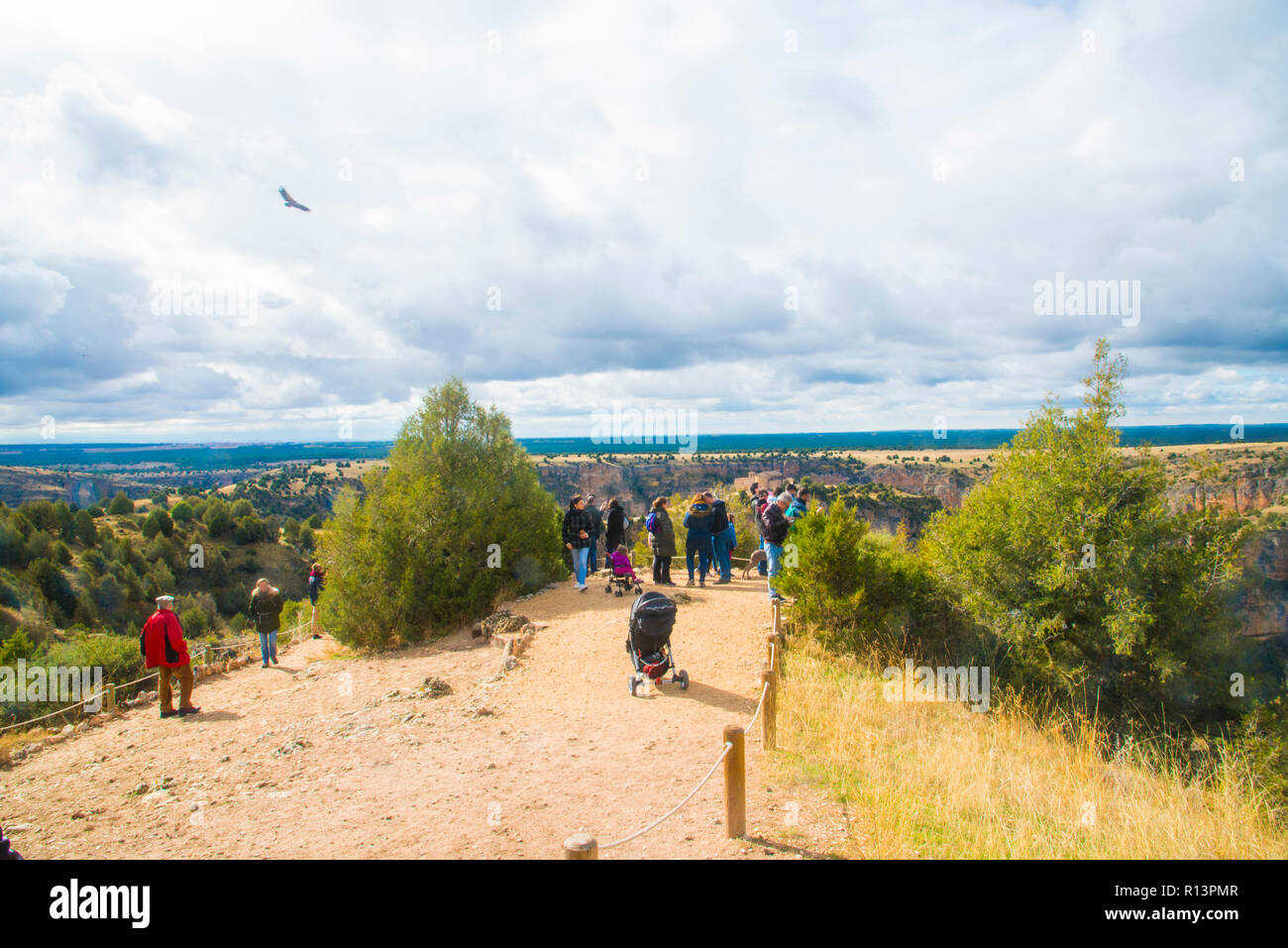 Les personnes à la vue sur la rivière Duraton. Hoces del Duraton, réserve naturelle de la province de segovia, Castilla Leon, Espagne. Banque D'Images