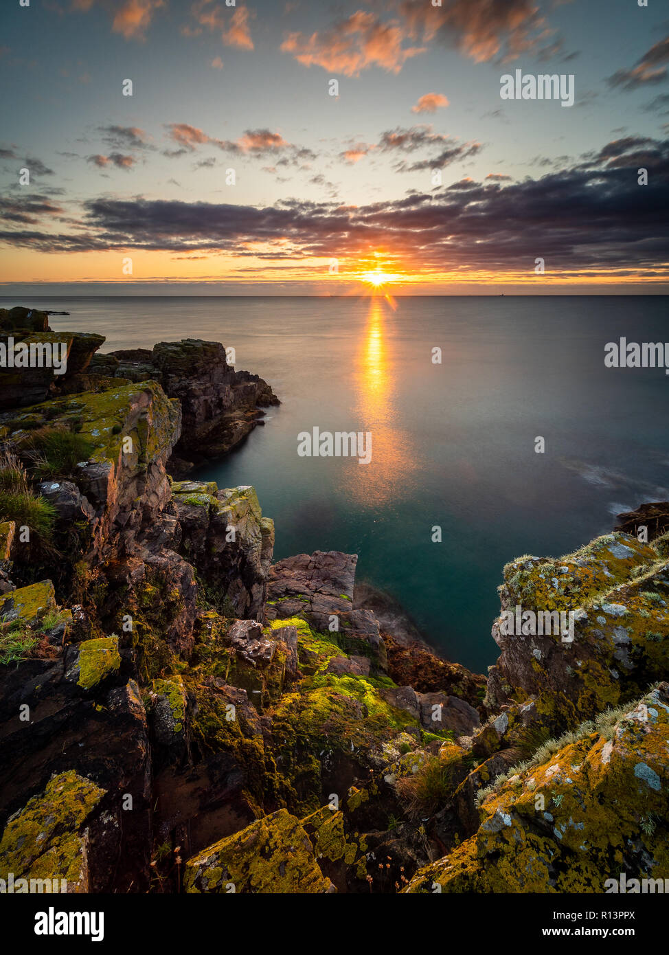 Lever du soleil sur les falaises d'Aberdeen Banque D'Images