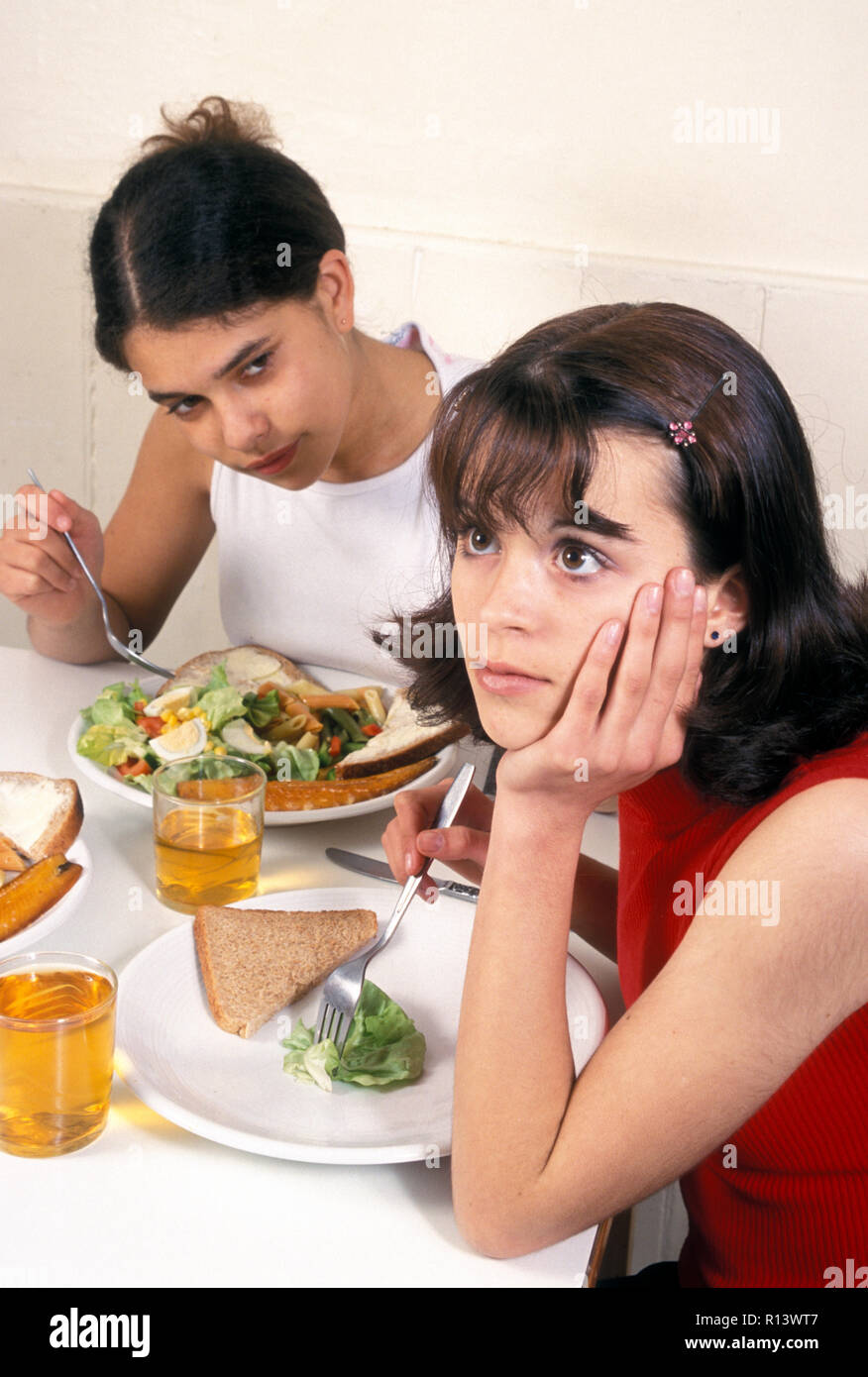 Moody woman eating disorder assis à table à manger avec tes amis Banque D'Images