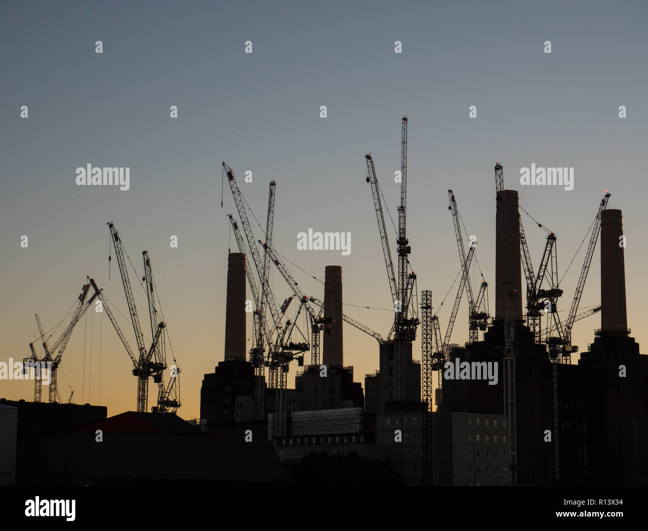 Battersea Power Station, qui abrite les bureaux d'ordinateurs Apple, River Thames, Londres, Angleterre. ROYAUME-UNI, GB. Banque D'Images