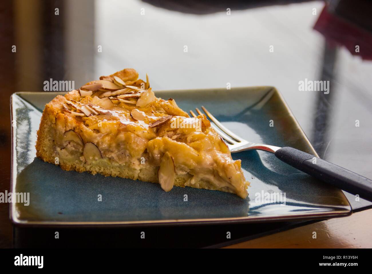 Délicieux gâteau aux amandes apple kuchen et la fourche sur plaque carrée bleue. Dessert, concepts d'épicerie fine Banque D'Images