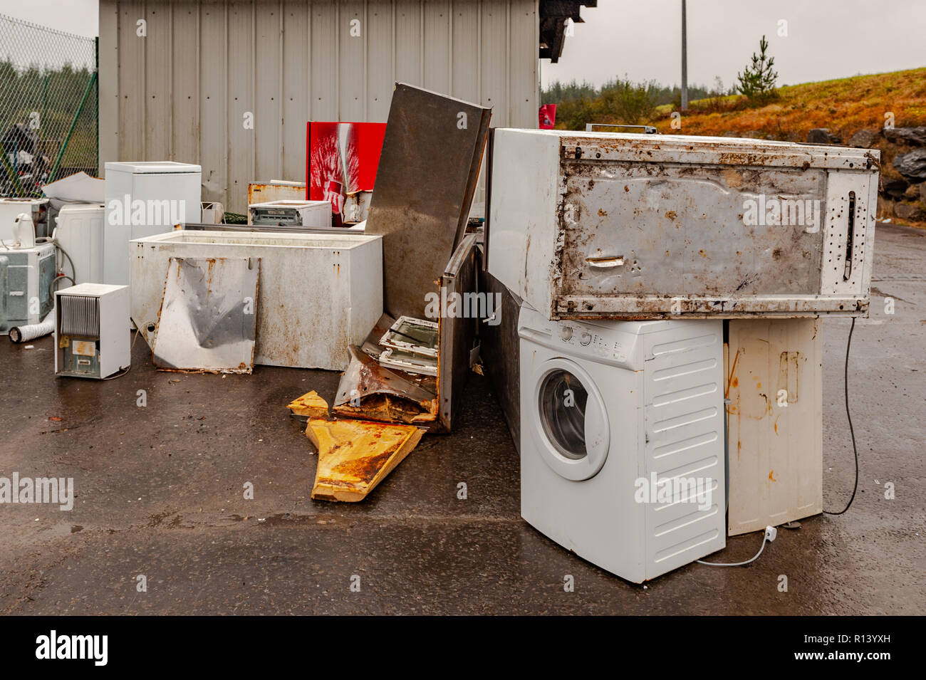 L'élimination des appareils électriques brisés ou produits blancs à Derryconnell, centre de recyclage de Ballydehob, West Cork, Irlande. Banque D'Images