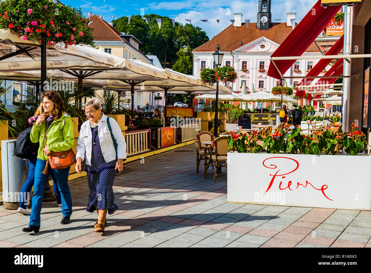 Terrasses de restaurants dans la place de l'hôtel de ville. Tartu, Tartu, Estonie, de comté des États baltes, l'Europe. Banque D'Images